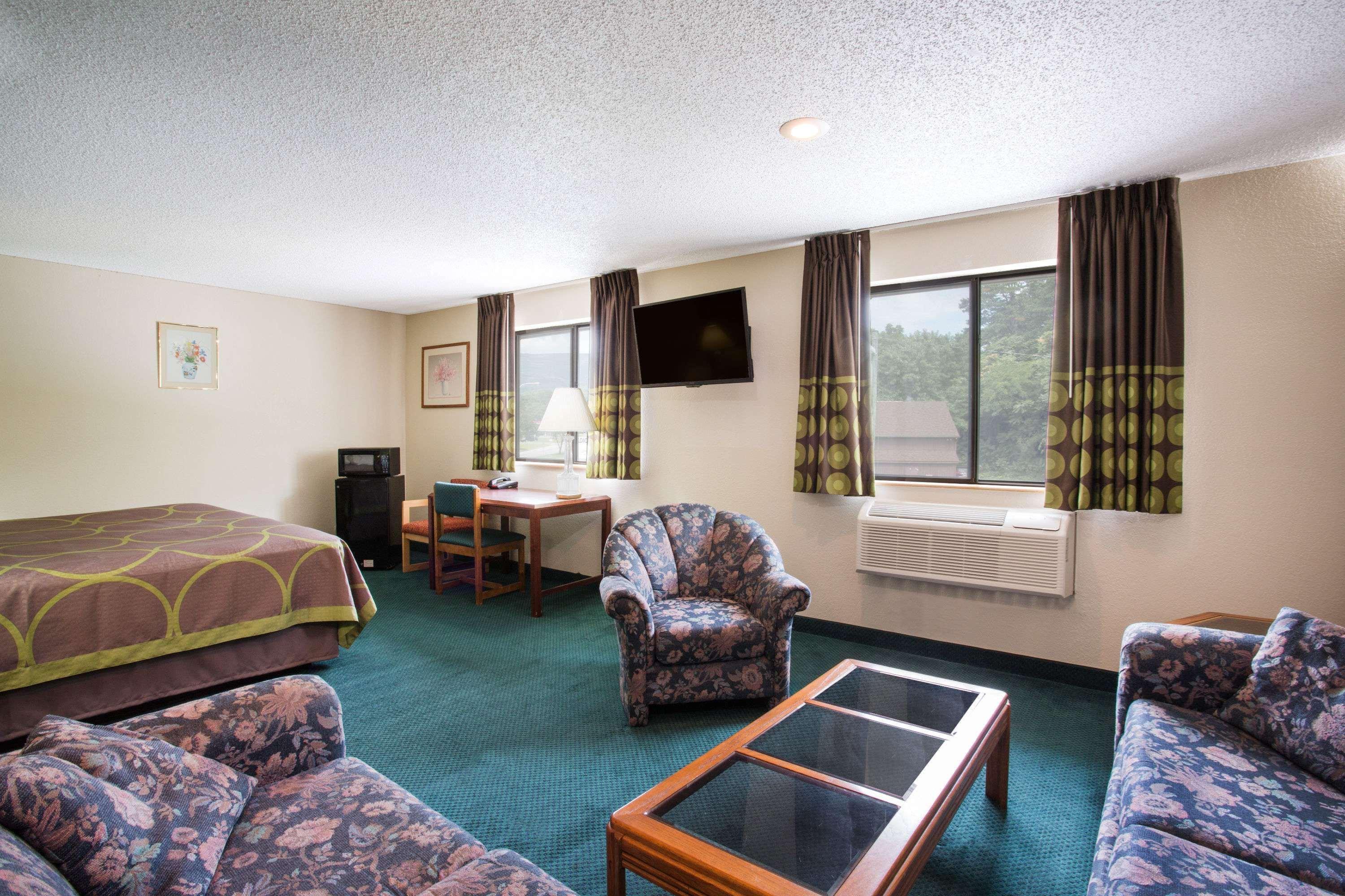 Super 8 By Wyndham Salem Va Motel Exterior photo